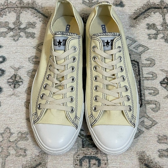 Converse All Star yellow low top sneakers men’s 9.5/ women’s size 11.5 Like new!